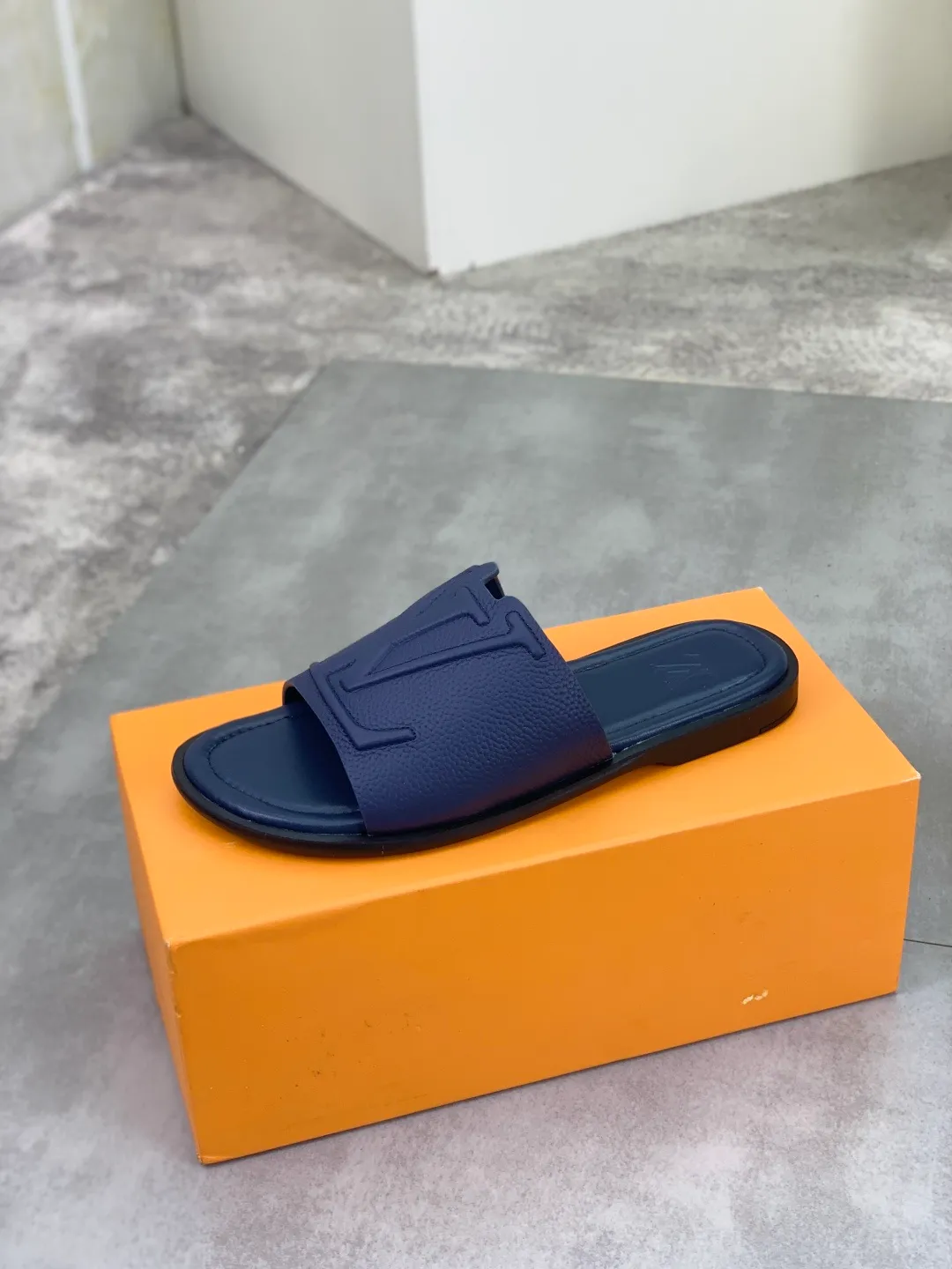 Men's shoes 💰P340 💰【New style】🆘 High quality 【LOUIS VUITTON】The popular Louis Vuitton LV men's slippers on the official website are on sale simultaneously! Original pebbled calfskin fabric imported from Italy. Original factory special supply. Size: 38-46. 4️⃣ colors available.